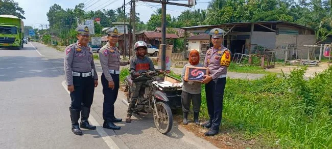 Satlantas Polres Dharmasraya berikan bantuan paket Sembako pada warga kurang mampu di hari Jumat Barokah. (foto; ist)