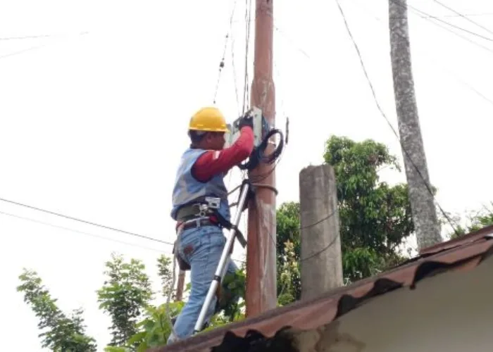 Tingkatkan Kehandalan Jaringan Telekomunikasi, PLN Icon Plus Sumbagteng Lakukan Patroli Jalur Fiber Optik dan Pemeliharaan Rutin Pelanggan