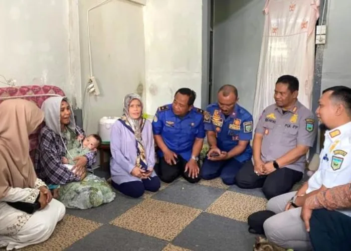 Satpol PP Damkar Salurkan Bantuan untuk Anak Penderita Emphalocele