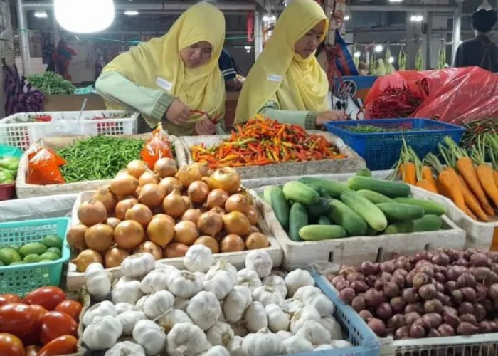 99 Santriwati MTsS DMP Diniyyah Puteri Magang di Pasar Pusat