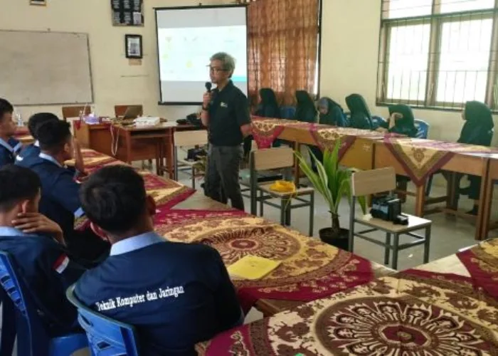 Dukung Dunia Pendidikan, PLN Icon Plus Sumbagteng jadi Guru Tamu Program Vokasi di SMKN 1 Baso