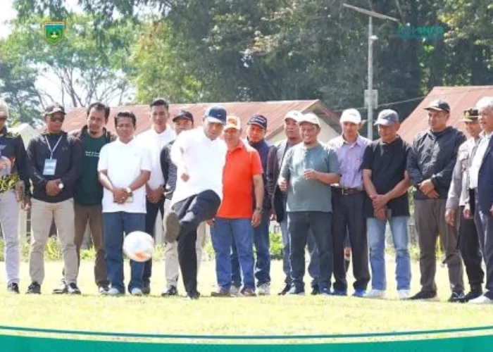Tendangan Pj Wako Sonny Tandai Mulainya Turnamen Sepak Bola LPM Cup 2024