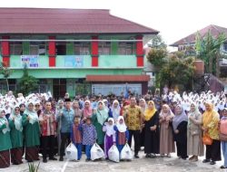 499 Pelajar Terima Seragam dan Perlengkapan Sekolah