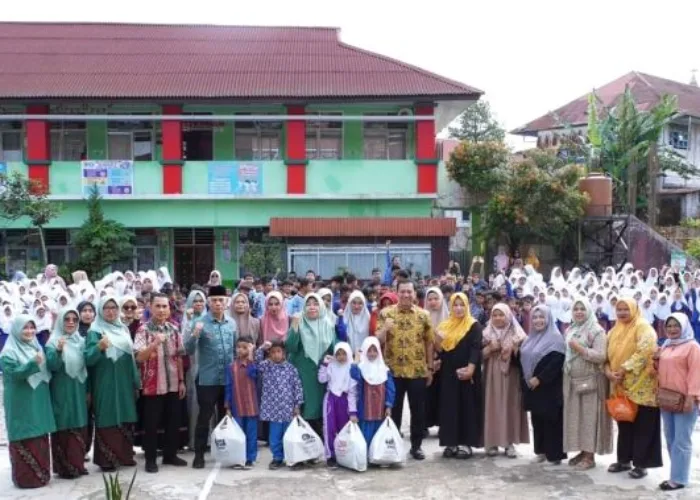 499 Pelajar Terima Seragam dan Perlengkapan Sekolah