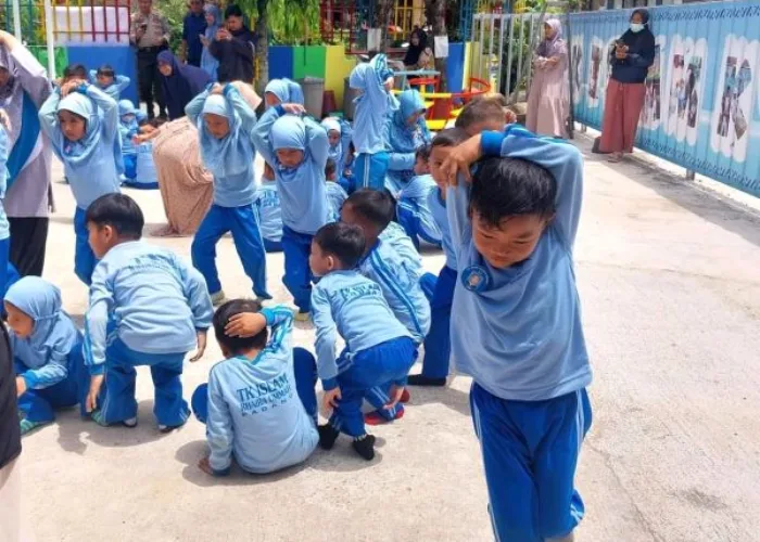 Sirine Berbunyi, Anak TK Berhamburan Keluar Ruangan Menuju Titik Kumpul