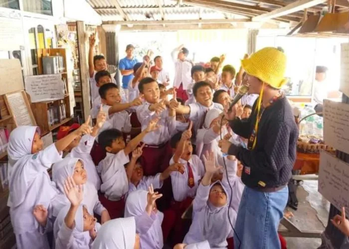 Ruang Baca Rimba Bulan dan Mahasiswa ISI Ajak Murid SD Tingkatkan Minat Baca