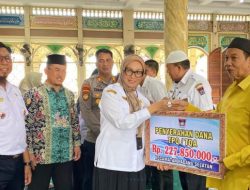 Pemko Padang Serahkan Insentif Guru Ngaji dan Imam Masjid di Padang Selatan