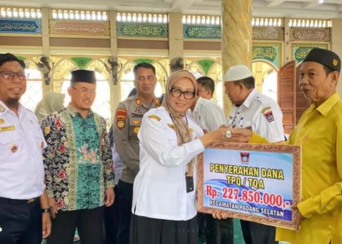 Pemko Padang Serahkan Insentif Guru Ngaji dan Imam Masjid di Padang Selatan