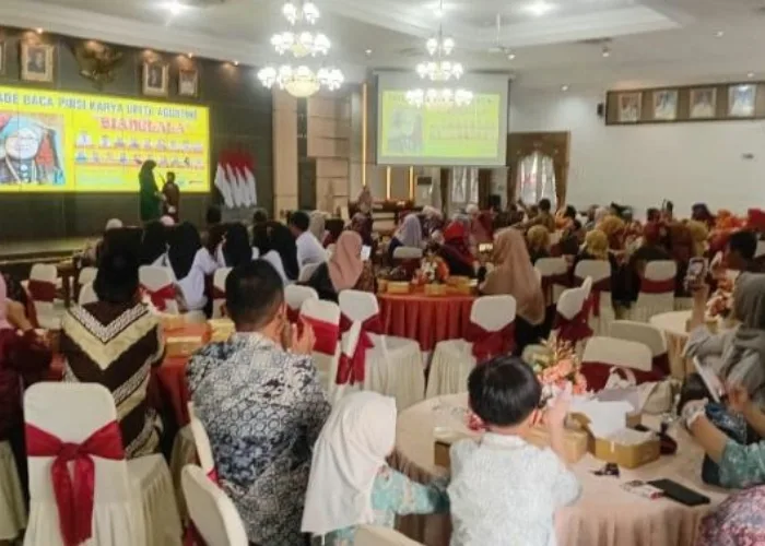 Parade Baca Puisi Karya Upita Agustine Bikin “Pecah” Istana Gubernuran Sumbar