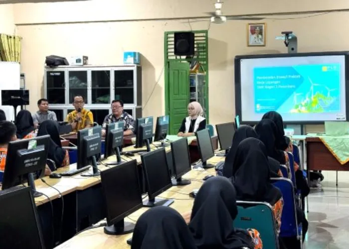 Komitmen Tingkatkan Pendidikan, PLN Icon Plus Sumbagteng Unit Layanan Riau dan Kepulauan Riau Beri Pembekalan Keterampilan Siswa SMKN 1 Pekanbaru