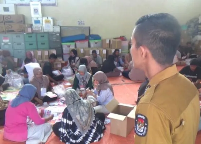 KPUD Dharmasraya Mulai Lakukan Penyortiran dan Pelipatan Kertas Surat Suara Pilkada