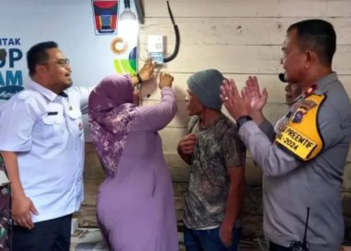 Terangi Rumah Warga Kurang Mampu Lewat Program PLN “Light Up The Dream”
