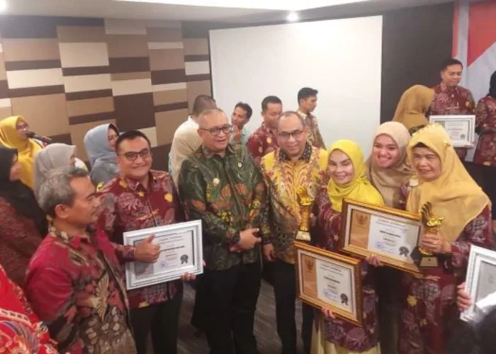 Padang Terima Penghargaan Produktivitas Siddhakarya Terbanyak Tingkat Sumbar 2024