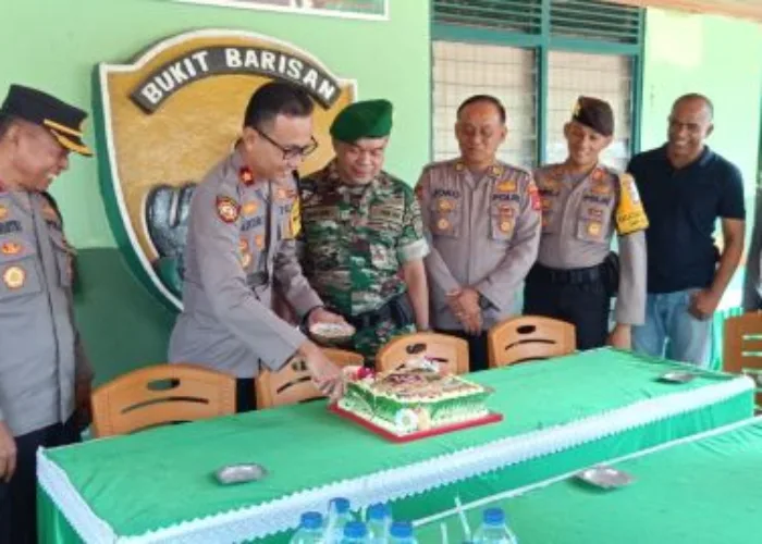 Polres Dharmasraya Berikan Kejutan di HUT TNI ke-79 kepada Koramil 03/Pulau Punjung