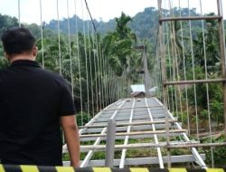 Sutan Riska Tinjau Rehab Jembatan Gantung Lubuk Karak