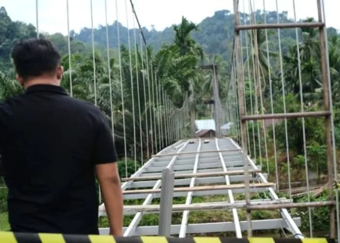 Sutan Riska Tinjau Rehab Jembatan Gantung Lubuk Karak
