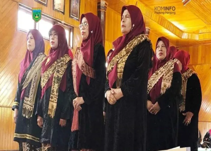 Bundo Rosnisar Dilantik Jadi Ketua Bundo Kanduang Lareh Nan Panjang