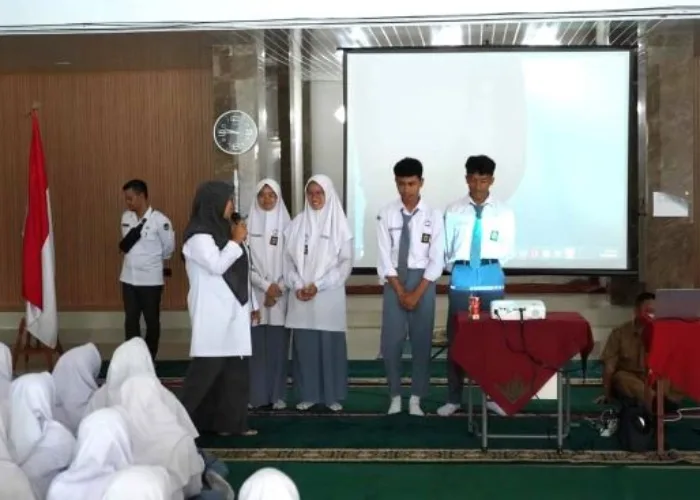 Peringati Sumpah Pemuda, KPU Ajak Siswa SMAN 1 Padang Panjang Nobar “Tepati Janji”