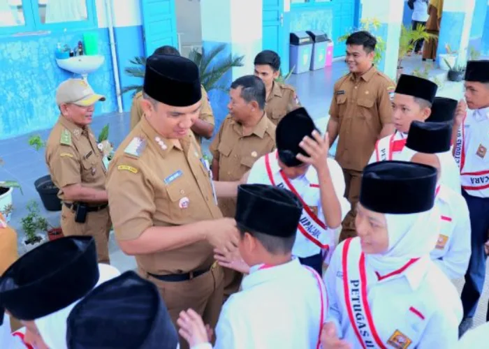 Jadi Pembina Upacara di SMPN 47, Camat Nofiandi Ajak Siswa Bisa Menjaga Diri