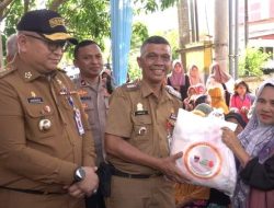Pj Wako Padang Serahkan Bantuan Pangan, Kurangi Beban Ekonomi dan Tekan Stunting