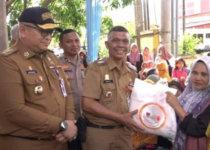 Pj Wako Padang Serahkan Bantuan Pangan, Kurangi Beban Ekonomi dan Tekan Stunting