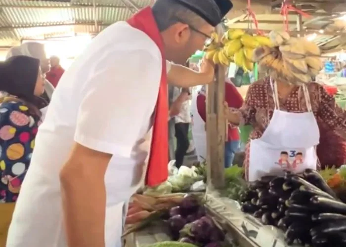 Hendri Septa Blusukan ke Pasar Tabing, “Ingin Pasar di Perbaki, Kami Percaya Bapak Bisa”