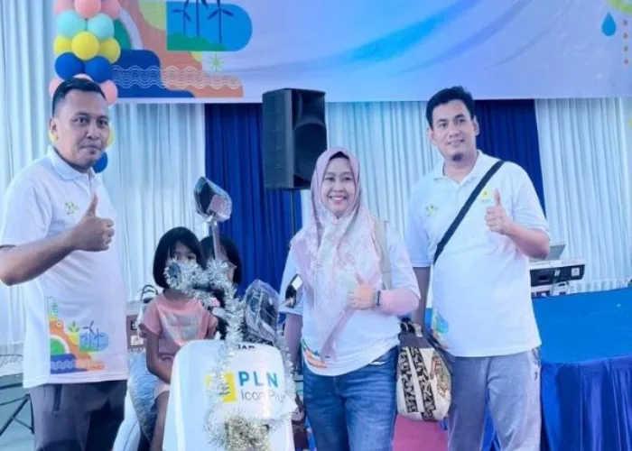 Transformasi Kendaraan Listrik, PLN Icon Plus Sumbagteng beri Dukungan Motor Listrik pada Puncak Perayaan Hari Listrik Nasional ke-79 di PLN UID Sumatera Barat