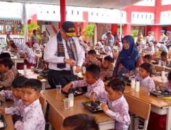 Makan Sehat Bergizi Dibagikan untuk Siswa SDN 02 Lubuk Buaya