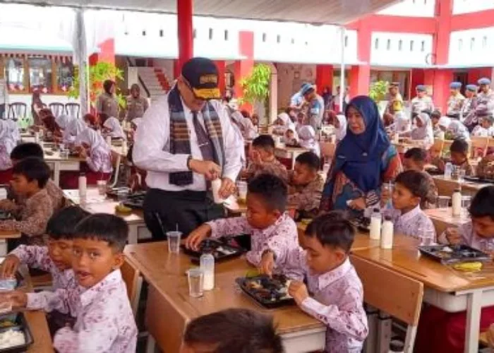 Makan Sehat Bergizi Dibagikan untuk Siswa SDN 02 Lubuk Buaya