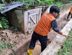 Relawan Rumah Zakat Salurkan Bantuan dan Ikut Bersihkan Rumah serta Saluran Air Bersih