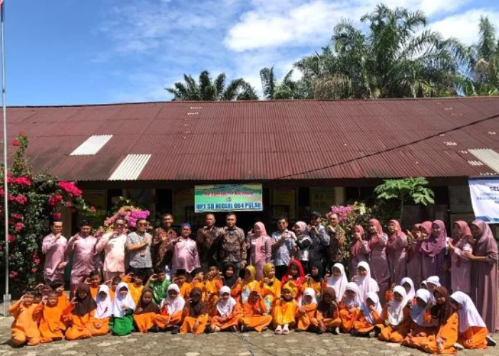 Goes To School, PLN Icon Plus Sumbagteng Berikan Bantuan Program TJSL Kepada UPT SDN 004 Pulau Kecamatan Bangkinang