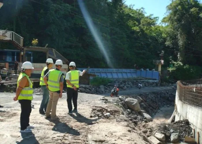 Pj Wako Sonny Tinjau Progres Perbaikan Jalan Lubuk Mata Kucing dan Jembatan Tanjung