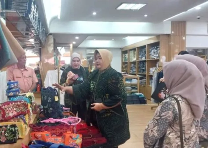 Sambangi Kota Padang, Ketua DWP Basarnas Puji Kerajinan Lokal dan UMKM