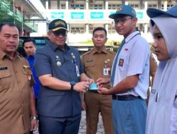 Serahkan e-KTP untuk Pelajar, Andree Ajak Siswa Berpartisipasi di Pilkada