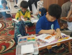 Mengintip Keseruan Anak-anak Mewarnai “Rumah Gadang”