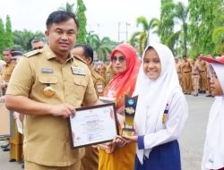 Sutan Riska Serahkan Piagam kepada Individu, UPT dan OPD Berprestasi
