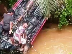 Diduga Sopir Kelelahan, Mobil Toyota Rush Masuk Sungai di Jorong Duran Simpai