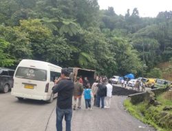 Truk Berisi Batu Bara ‘Rabah Kudo’ di Kelok S Sitinjau Lauik