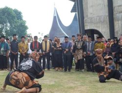 Hadiri Prosesi “Maanta Syarat ka Guru”, Bupati Eka Putra Sampaikan Apresiasi