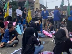 Organisasi Kemahasiswaan dan Pemuda Berunjuk Rasa ke Polres Dharmasraya