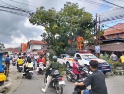Pohon Tumbang di Simpang 4 Malintang Timpa Mobil dan Kabel Telepon