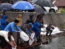 Dukung Ketahanan Pangan Asta Cita, TNI AL Tebar 10 Ribu Benih Ikan di Talago Koto Baru