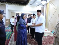 Imam, Khatib, Bilal, Garin, Labay dan Ubiyah di Kota Pariaman Terima Zakat Baznas