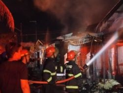 Dua Rumah Terbakar di Komplek Gery Permai Padang Sarai, Damkar Kerahkan 5 Unit Pemadam