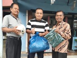 Dukung Kegiatan Olahraga, Rico Alviano, ST Bantu Bola dan Seragam Tim untuk Pemuda Nagari Simpuruik