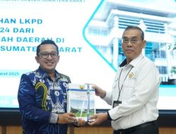 Pertama dan Tercepat, Bupati Eka Putra Serahkan LKPD TA 2024 ke BPK Perwakilan Sumbar