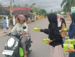 Pengurus OSIM MTsN 4 Pasaman Barat Bagikan Takjil