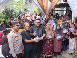 Rico Alviano Kundapil dan Beri Bantuan Sembako di Lubuk Begalung Kota Padang