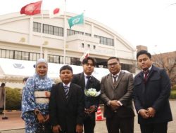 Rico Alviano, ST dan Keluarga Bahagia Saksikan Buah Hatinya Diwisuda di Osaka Gakuin University