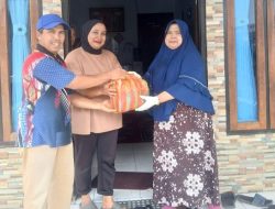 Diantar Langsung ke Rumah Warga, RT 1 Tanah Hitam Bagikan Paket Sembako